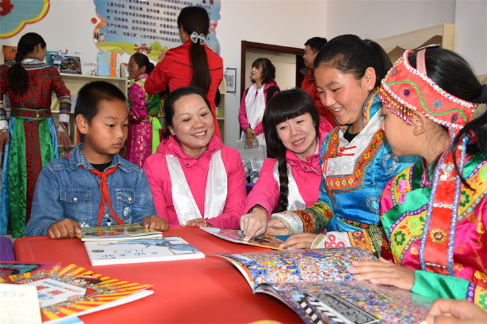 2018年，为甘肃张掖肃南县3所小学公益捐书，助力裕固族非物质文化遗产传承与保护